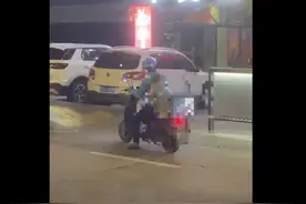 生活不易！骑手捂住宝宝耳朵进KTV给顾客送餐：怕吵到宝宝图片