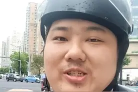 上海智力残疾小伙麦克斯李，家有价值2000万拆迁房却选择“不躺平”，坚持做外卖员自食其力图片