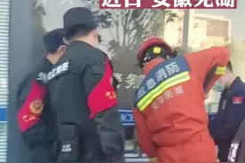 安徽芜湖，119帮110开锁，被大波吃瓜群众围观，网友：这锁一般人真不敢开图片