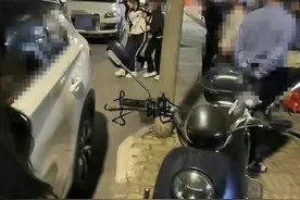 杨紫被曝拍戏致腿部受伤，单脚走路被他人搀扶，神情虚弱好心疼图片
