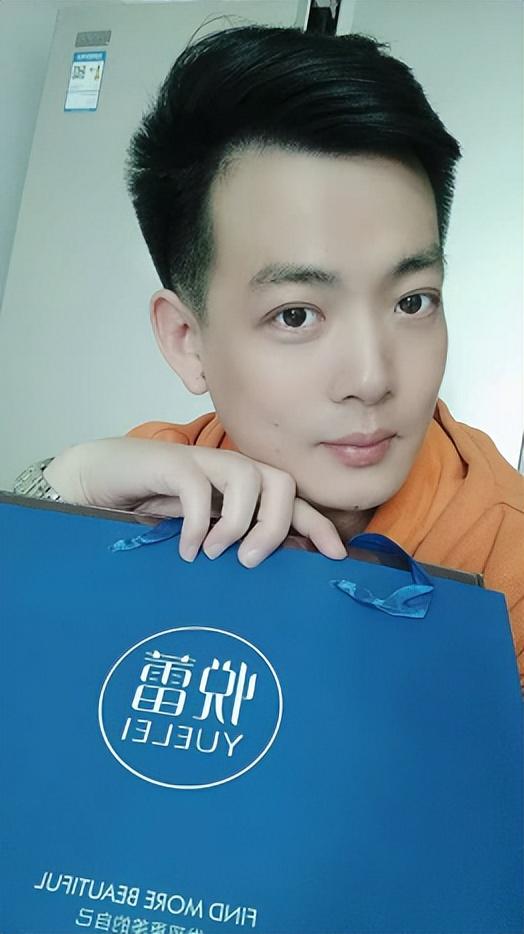 悦蕾玫瑰莹润净颜慕斯：温和洁面滋养肌肤首选氨基酸洗面奶