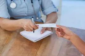又学到了奇怪的知识：去医院要穿得差一点，最好看上去像捡破烂的图片