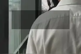 青岛一男子35楼高空作业安全带脱落，业主紧急砸窗救人！图片