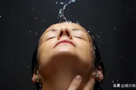 洗澡选早上还是晚上？夏天这样洗澡，省了看医生图片