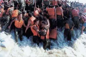 98年长江决堤数十万人未撤，战士以身抗洪，百姓哭喊：求求别跳了图片