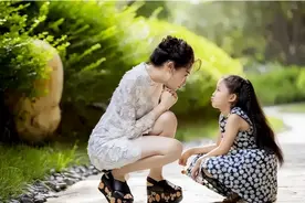 53岁许晴真该生个女儿！与小模特拍写真太温馨，穿白裙秀性感美腿图片