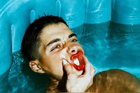 希腊男模塞菲斯：唇红齿白桃花脸，绿鬓朱颜柳叶眉！图片