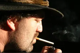 戒烟三个月后，面临电子烟和酒吧的双重诱惑，他是如何抵制诱惑？图片
