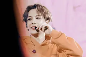 辣眼睛！王嘉尔演唱会半裸上身秀腹肌，裤子掉档露出半个内衣图片