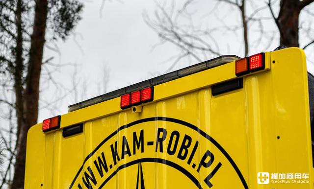 V6奔驰凌特被改成牵引车，还加装了生活舱，波兰人改装玩得是真溜