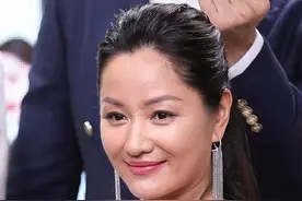 瞿颖怎么老成这样！穿仙女裙暴露满肚子赘肉，满脸坑洼颈纹抢镜图片