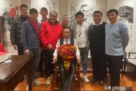 侯耀华庆祝76岁生日，戴金表系爱马仕皮带，抽的烟太便宜图片