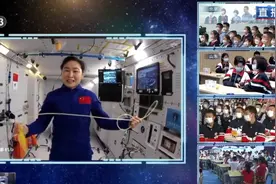 郑州小学生向“太空教师”提问：太空中植物能有充足光照吗？图片