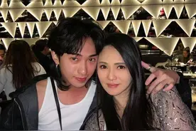 54岁伊能静近照发福！被儿子亲密搂在怀，母子俩饮酒哈利醉态明显图片