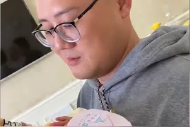 湖北新手爸爸第1次抱娃，全身僵硬紧张，随后一细节让网友乐了图片