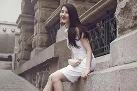 你放在门口鞋架上的高跟鞋，可能天天有人来闻味图片