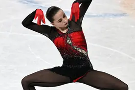 K宝太可爱了！尝试说英文后，又切换回俄语，然后一脸窘困的笑场图片