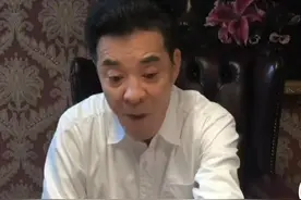 赵丽颖晒剧组用餐照，与4名男演员一起吃饭，还被戏骨刘威投喂图片