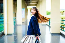 溺水后，女孩被男友用手托住身体获救，时隔多年才真正地重获新生图片
