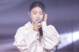 刘浩存真是属于耐看型的，长了一张清纯脸，穿衣服也很有纯欲感图片