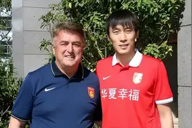 40岁前国足队长近况，满脸沧桑显老态，换3任女友都是极品身材图片