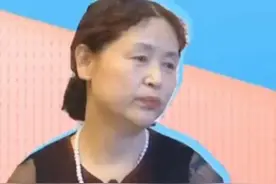 貌美大妈相中大十多岁大爷，两人一见面，大爷对大妈极尽赞美之词图片