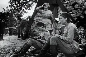 二战期间，苏联女兵剪头发，惹出一笑话图片