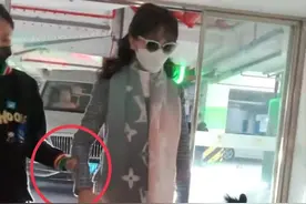 68岁赵雅芝近况曝光！穿恨天高凹造型晃晃悠悠，路上被助理扶着走图片
