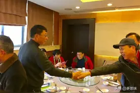 酒桌上，当对方有这“3个举动”时，其实是在赶你走，别装不明白图片