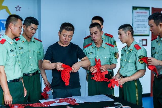 渭南市退役军人、社会文艺人士迎“八一 ” 进军营 退役不忘军旅情