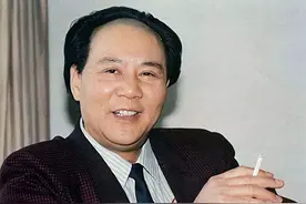 古月追悼会：挽联长达6米，女儿亲吻遗像，300名广州市民自发送行图片