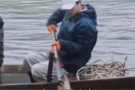 下雨路滑，能见度还低！行车到底开不开双闪灯？速看图片