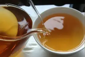 普洱茶不仅能单独冲泡喝，还能和蜂蜜一起喝，但是有注意事项图片