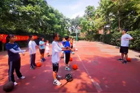 孩子"下楼"就能免费学篮球，松江这个居民区的篮球训练营又开班了图片