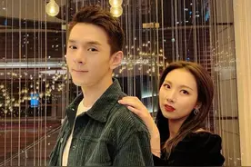 李佳琦跟女助理都好亲密，庆庆暗搓搓的cue，旺旺更大大方方图片