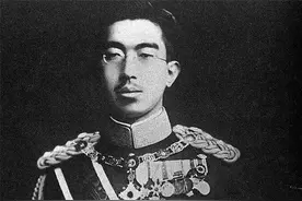 日本天皇裕仁 在二战后为什么没有被处死图片
