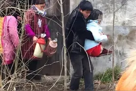 湖北24岁校花被裸身囚禁，与蛇同住场面污秽，幕后黑手曝光引众怒图片