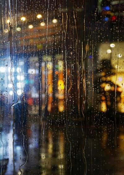 雨夜，那些散落在霓虹里的句子