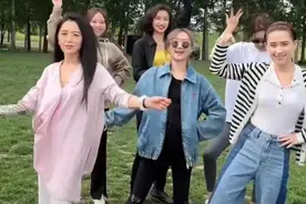 何超莲自认窦骁是老公，和友人聚会热舞，赵雅芝儿子现身动作妖娆图片