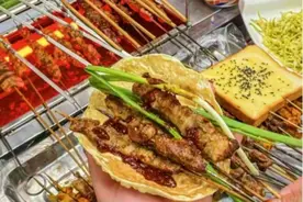 江苏8位老友去淄博吃烧烤，点满桌羊肉好酒，结账时集体“吓住”图片