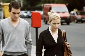 你反复跟一个不爱你的人纠缠，不是因为缺爱和安全感，而是缺钱图片