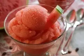 吃西瓜要不要吐籽，原来这么多年竟然把营养都吐了，真是无知啊图片