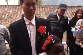 8年前，浙江大叔娶非洲黑人村花，生混血儿子，如今成千万级网红图片