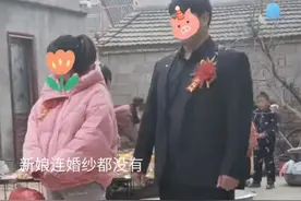 河南一新娘穿羽绒服举行婚礼，婆家称都怀孕了，省点钱不租婚纱了图片