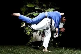 【柔道技能指导要点四】安全倒的技术，摔倒的自我保护图片