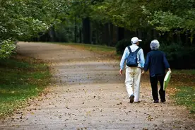 人到晚年才知道，“带孙子”和“带外孙”的差别很大图片