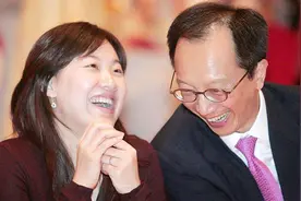 跳水女皇伏明霞近况：70岁丈夫当上董事长，3个孩子是她的骄傲图片