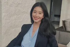 杨采钰晒热舞视频，扭腰撅屁股性感满分，身后多层豪宅装修豪华图片