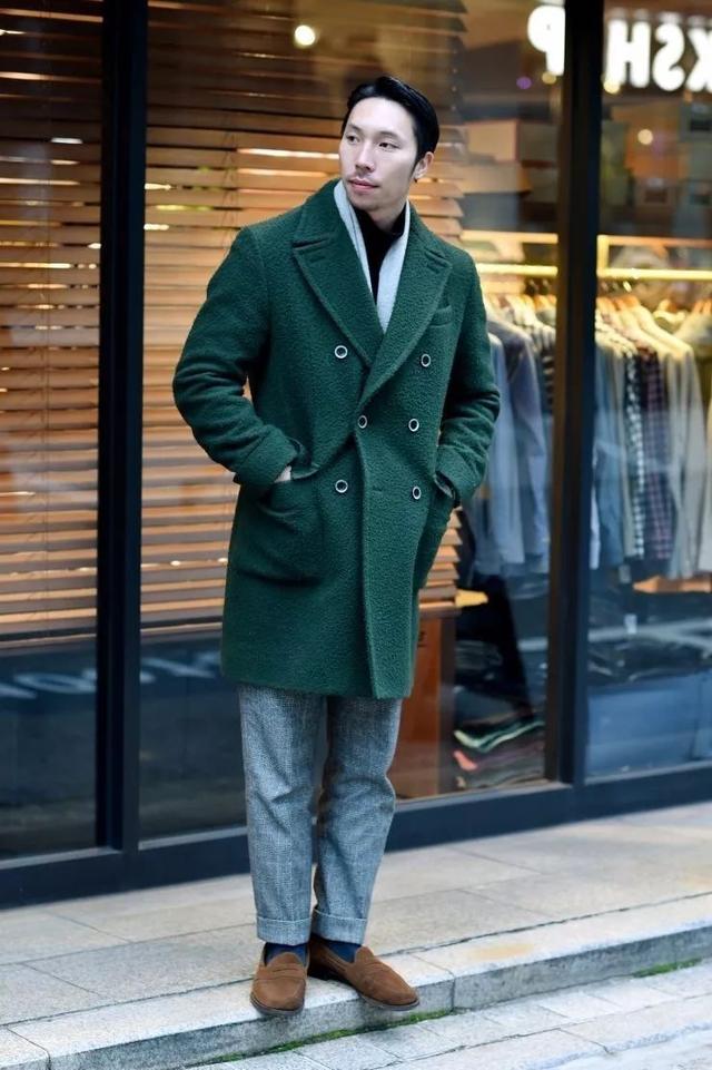 上了年纪的男人,在穿衣打扮上要学会做选择,放弃些老气,没品位的服装