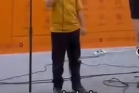 男孩演唱伍佰的《突然的自我》网友：确实挺突然的图片
